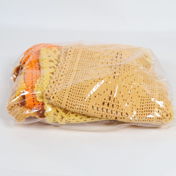 Virkade dukar i plastpåse inför leverans