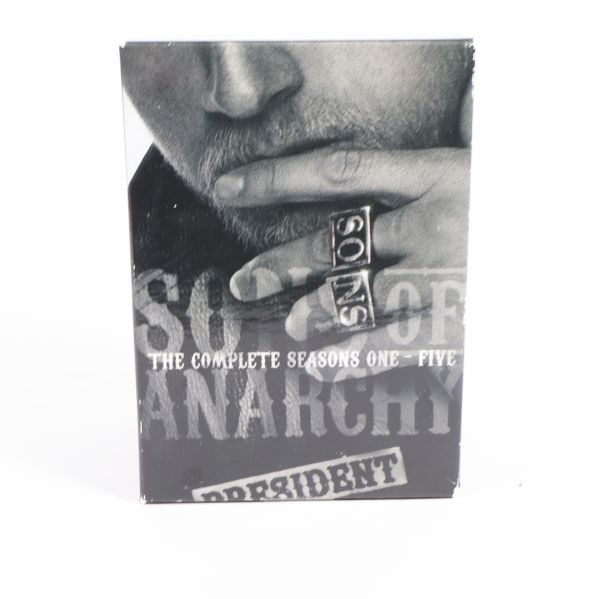 Framsida på Sons of Anarchy DVD-box med närbild på handen