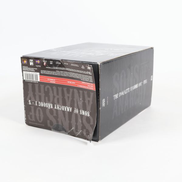 Undersidan och sidan av Sons of Anarchy DVD-box med färgdetaljer
