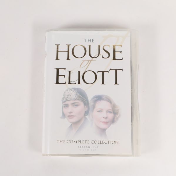 Framsidan av The House of Eliott DVD-box med två karaktärer