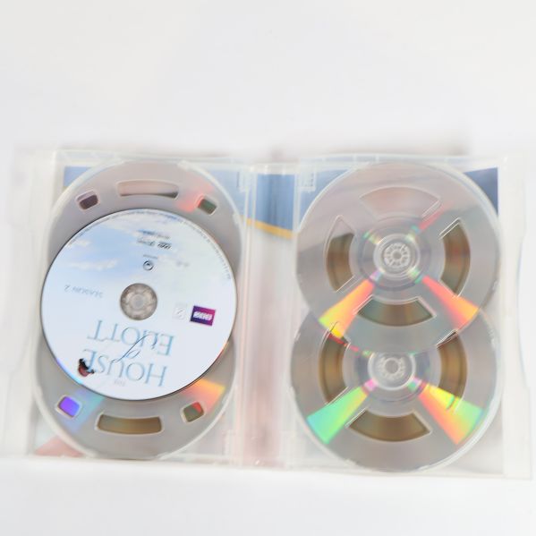 Öppnad DVD-box med flera skivor synliga inuti