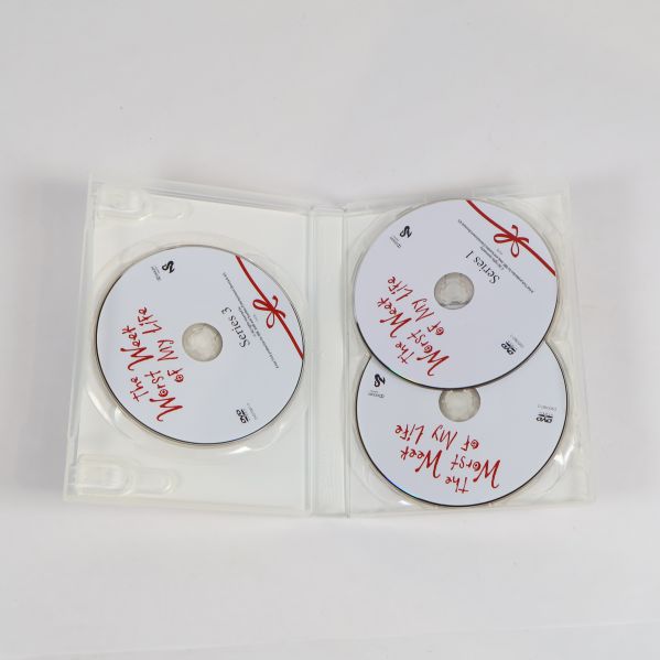 DVD-box öppnad med tre skivor synliga inuti