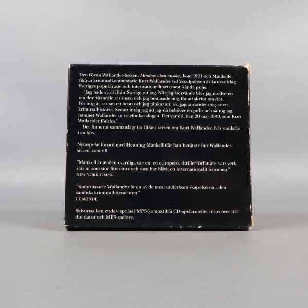 Baksida av Wallander samlingsbox med beskrivande svensk text