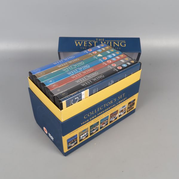 The West Wing DVD-box öppnad med färgade fodral synliga