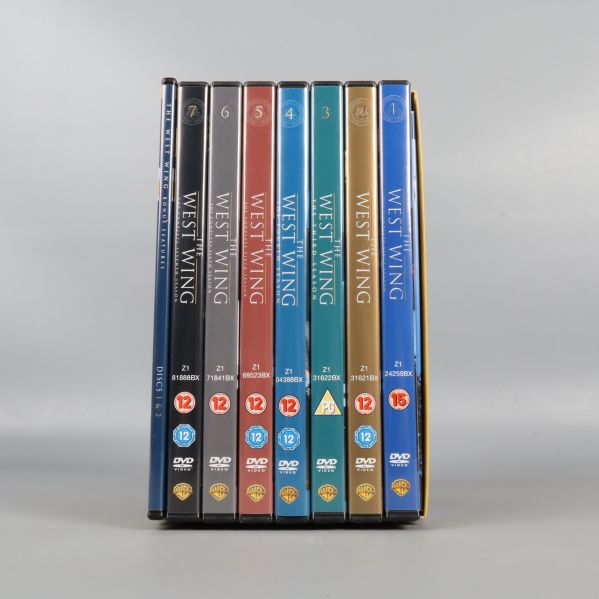 Alla sju säsongsfodral av The West Wing uppradade på högkant