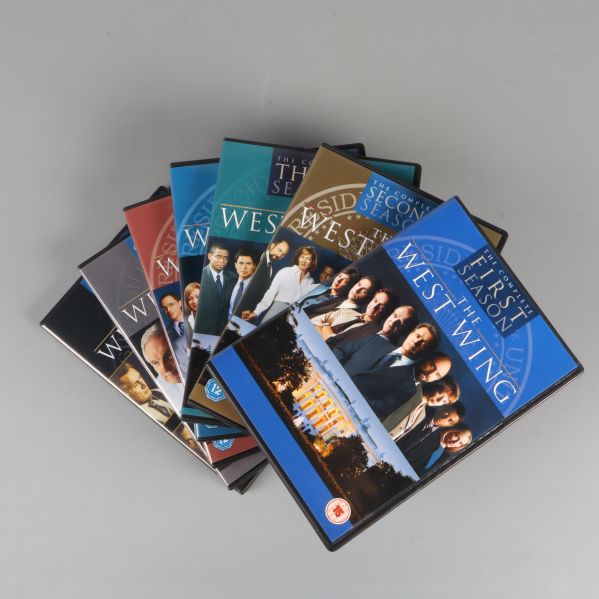 Alla DVD-fodral till The West Wing utspridda i solfjäderform