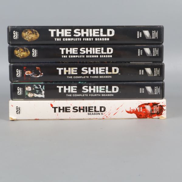 Ryggetiketter på The Shield-säsongernas DVD-fodral