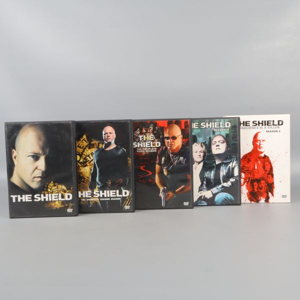 Framsidor på fem DVD-fodral av The Shield