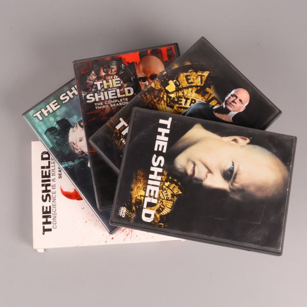 Fem olika fodral i solfjäderform på grå bakgrund