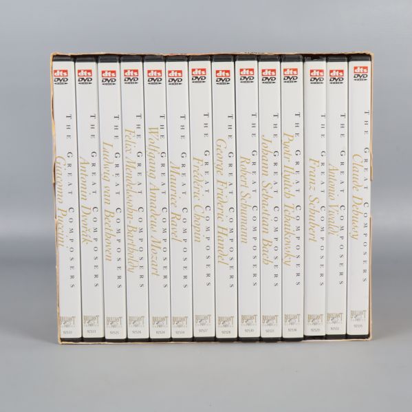 Alla 14 DVD-fodral på rad i boxen, ryggarna synliga