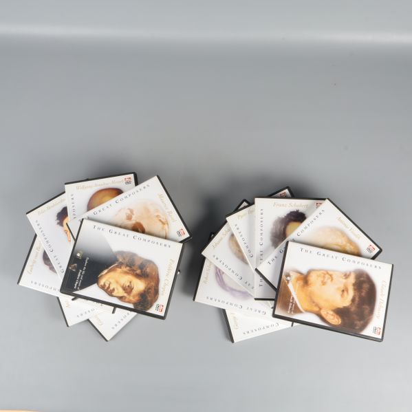 Alla 14 DVD-filmer utplacerade, omslagsbilder synliga