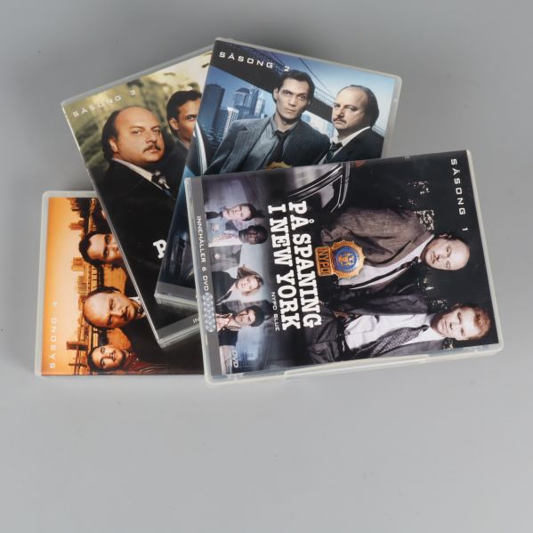 Fyra dvd-fodral av tv-serie utspridda på varandra