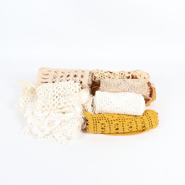 Rullade virkade dukar i olika färger och mönster