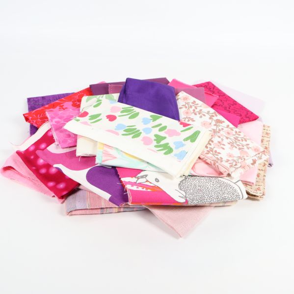 Bunt av färgglada tygbitar i olika mönster och nyanser