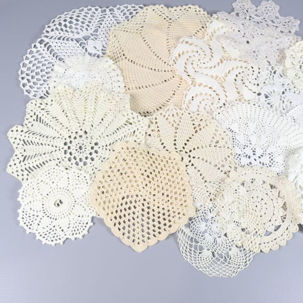Spridda spetsdukar i olika former och mönster