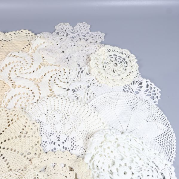 Närbild på virkade spetsdukar med sexkantiga och runda former