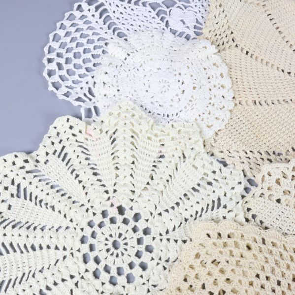 Detalj av ljusa virkade dukar i närbild