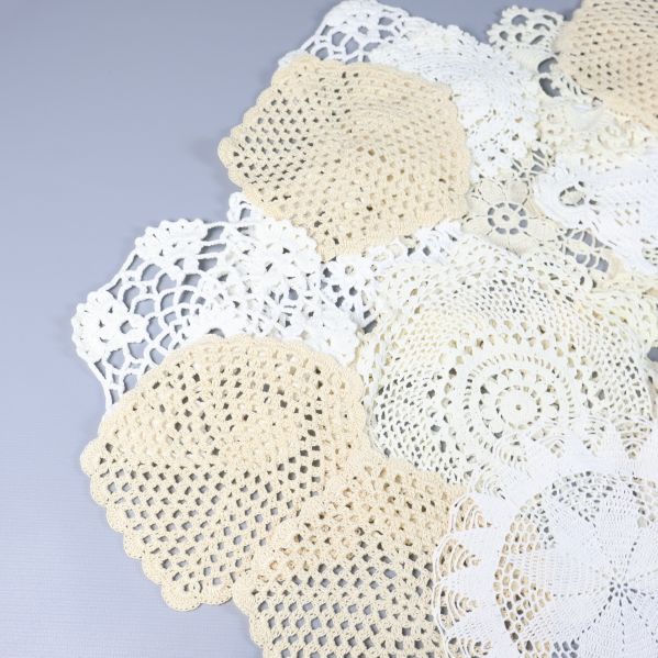 Uppifrån och närbild på naturvita virkade dukar