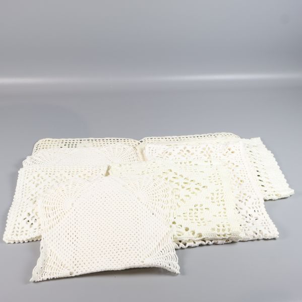 Detaljerade virkade dukar med olika design mönster
