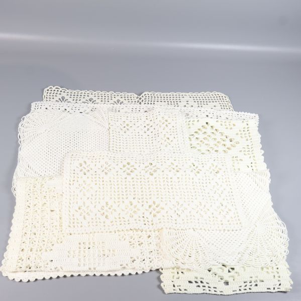 Virkade dukar med olika storlekar och former i närbild