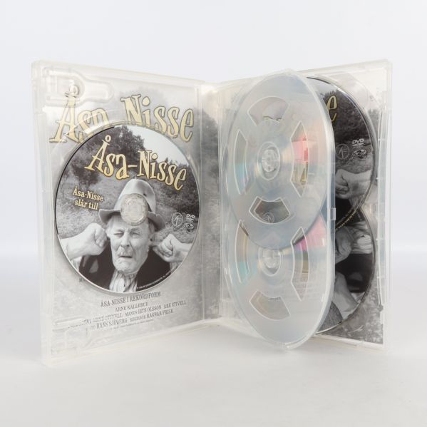 Inuti DVD-boxen med flera skivor och Åsa-Nisse-motiv