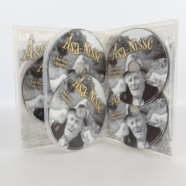 Fyra Åsa-Nisse DVD-skivor med matchande svartvitt tryck
