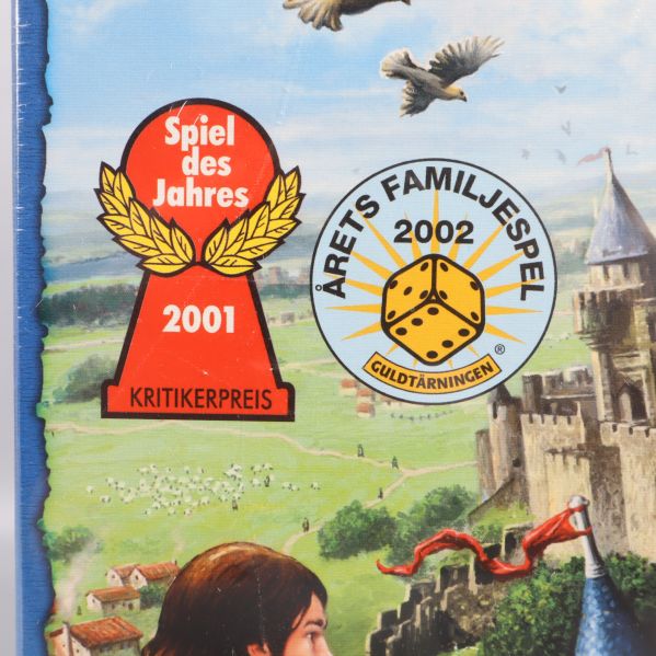Detaljbild med utmärkelser Spiel des Jahres 2001 och Årets Familjespel 2002