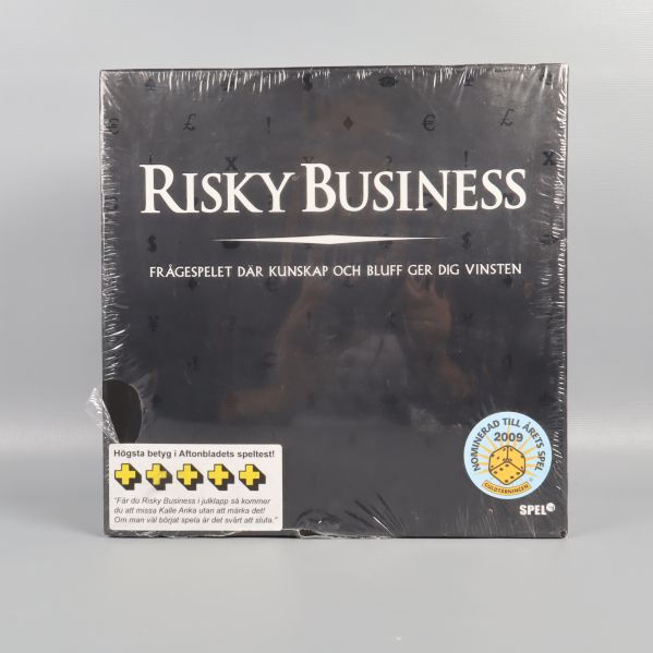 Framsidan av Risky Business spelask med plastskydd