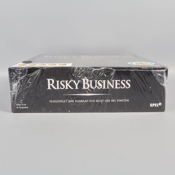 Risky Business spelask visad från sidan med logotypen synlig