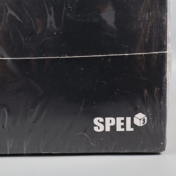 Detaljerad bild på SPel i Kubik logotyp på ask