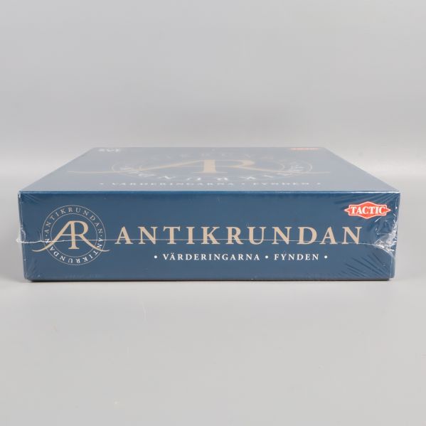 Antikrundan spelask sedd från sidan med logotyp och text