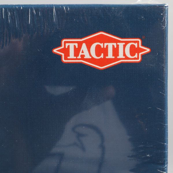 Närbild på Tactic logotypen på spelaskens hörn