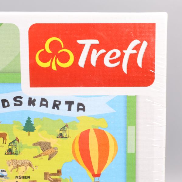 Närbild på Trefl-logotypen i röd ruta