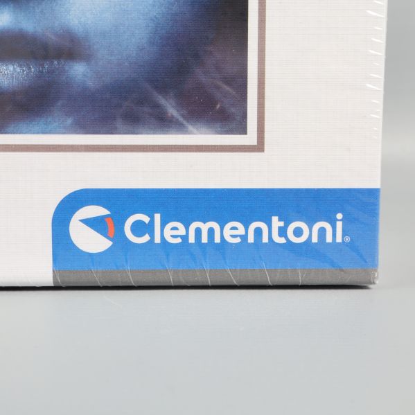 Närbild på Clementoni-logotyp på pusselasken