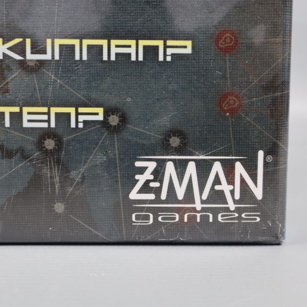 Närbild på Z-Man Games logotyp på Pandemic-lådan