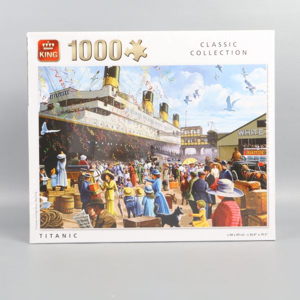 Framsidan av pusselask med Titanic-motiv och folksamling