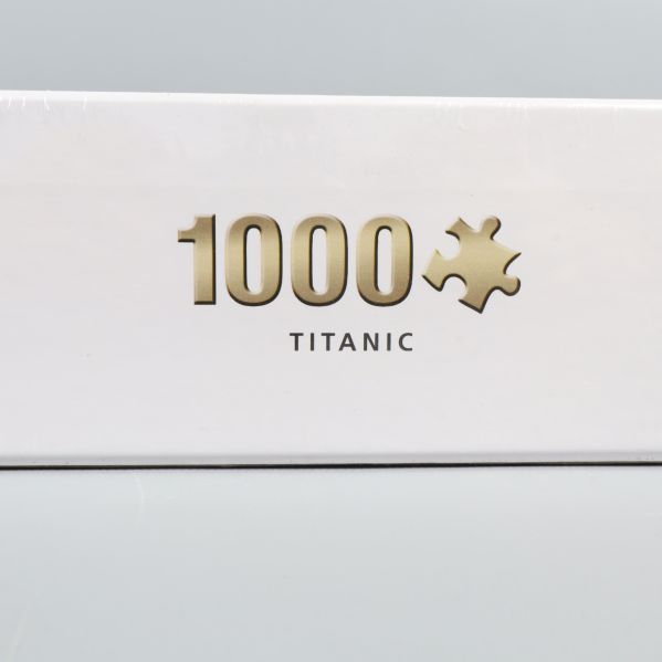 Detalj av text 1000 Titanic på sidan av pusselasken