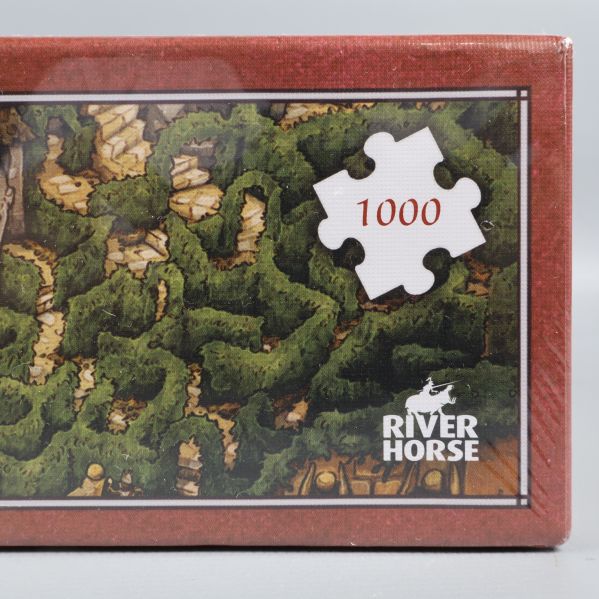 Närbild på pussellådans hörn med River Horse logotyp