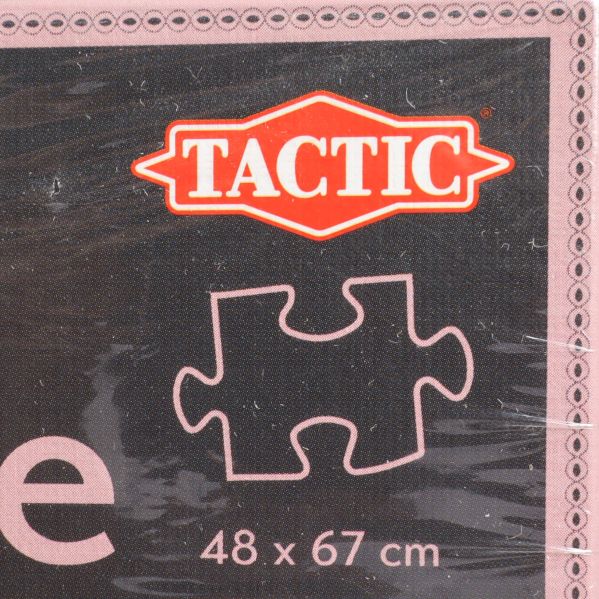 Närbild på Tactic-logotypen i rött och vitt på boxen