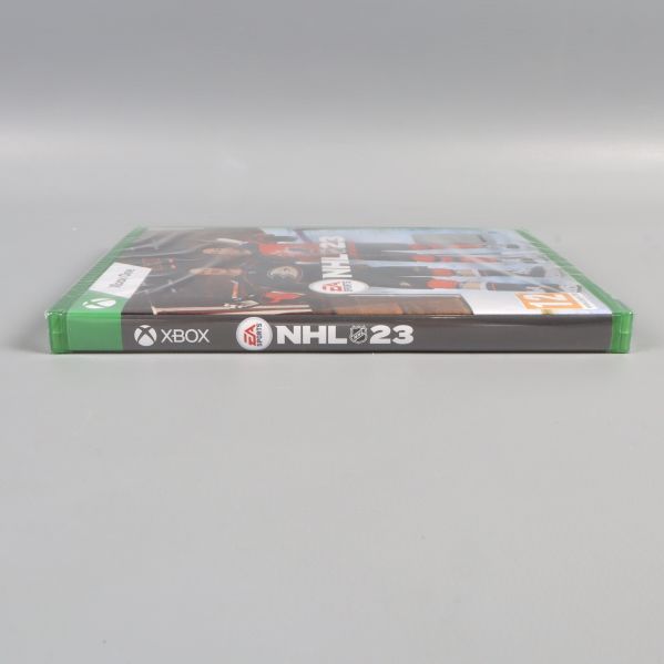 Spelaskens rygg med NHL 23-logga och Xbox-märkning
