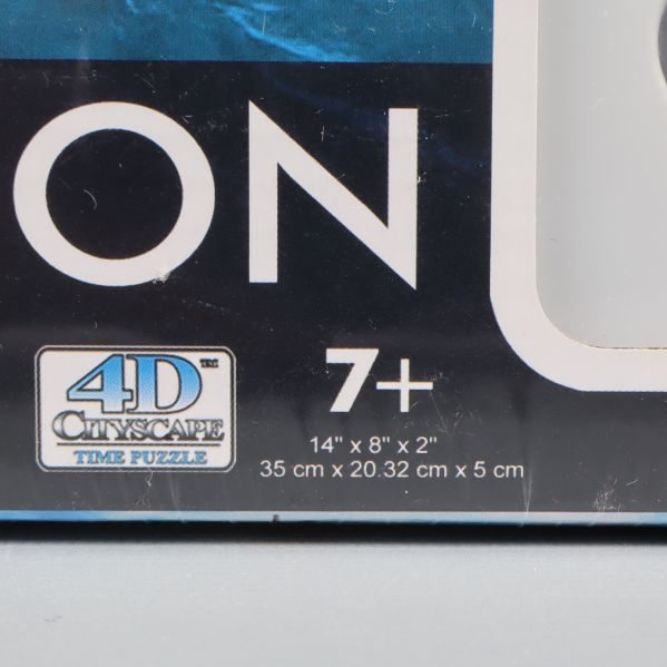 Närbild på åldersrekommendation 7+ samt mått i centimeter