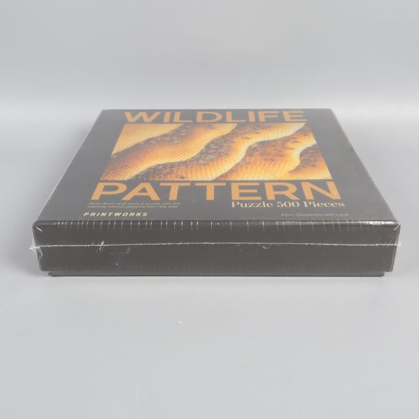 Pussellåda sedd från sidan med text wildlife pattern och antal bitar