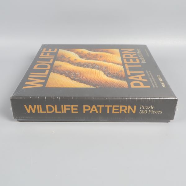 Pussellåda wildlife pattern med text om antal bitar på kanten