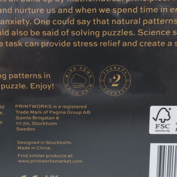 Närbild på baksida med text om tillverkare och FSC-märkning