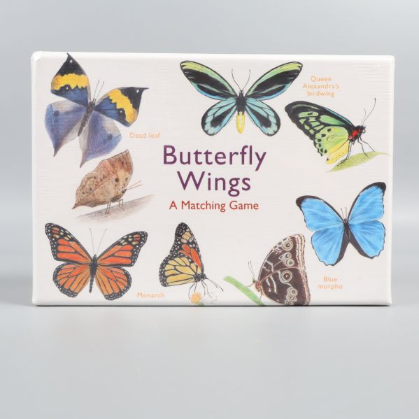 Framsidan av boxen med texten Butterfly Wings och fjärilar