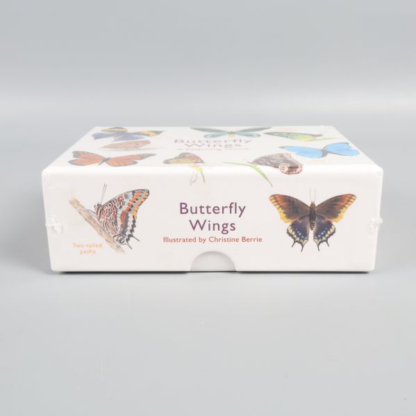 Undersida av boxen med ytterligare fjärilsillustrationer