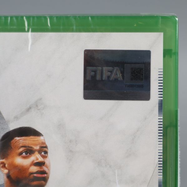 Närbild på FIFA 23 hologrametikett på Xbox One-fodral