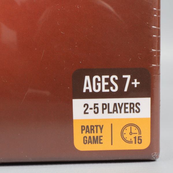 Närbild på Exploding Kittens etikett med ålder och antal spelare