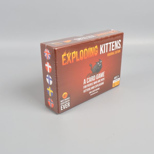 Exploding Kittens spelask snett framifrån, visar framsida och sida