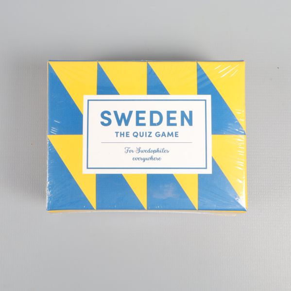 Ovanifrånvy av spelasken Sweden the quiz game med svensk färgpalett